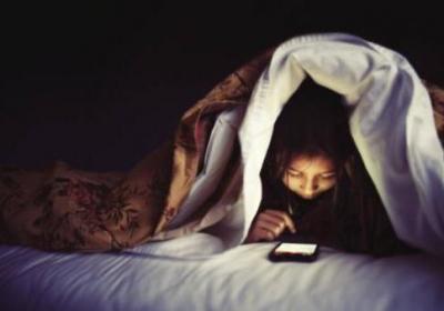 睡前長時間玩手機的6大危害 長時間玩手機要注意四點