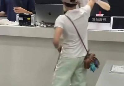 全紅嬋給媽媽買手機，穿白色T恤綠色褲子，包包掛LV小烏龜超可愛